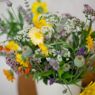 Impressionen aus unserem Studio: Bild 4 - Detailansicht Blumen auf Tresen